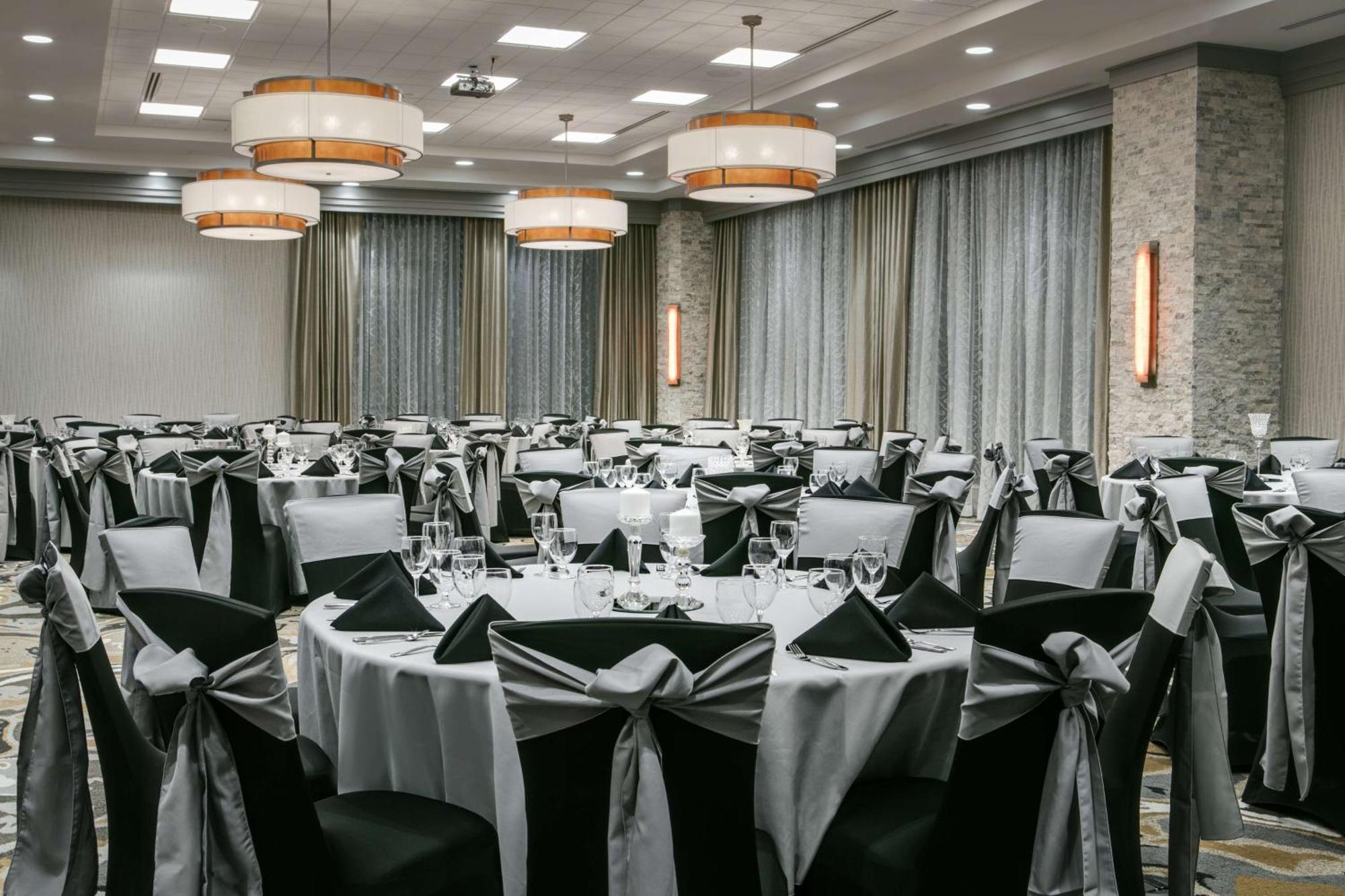 Hilton Garden Inn Iowa City Downtown University Экстерьер фото