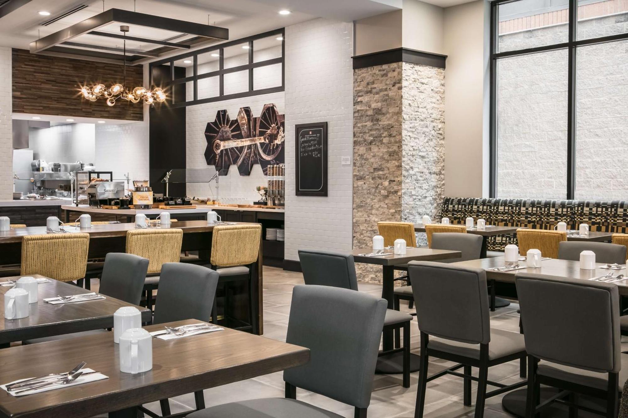 Hilton Garden Inn Iowa City Downtown University Экстерьер фото